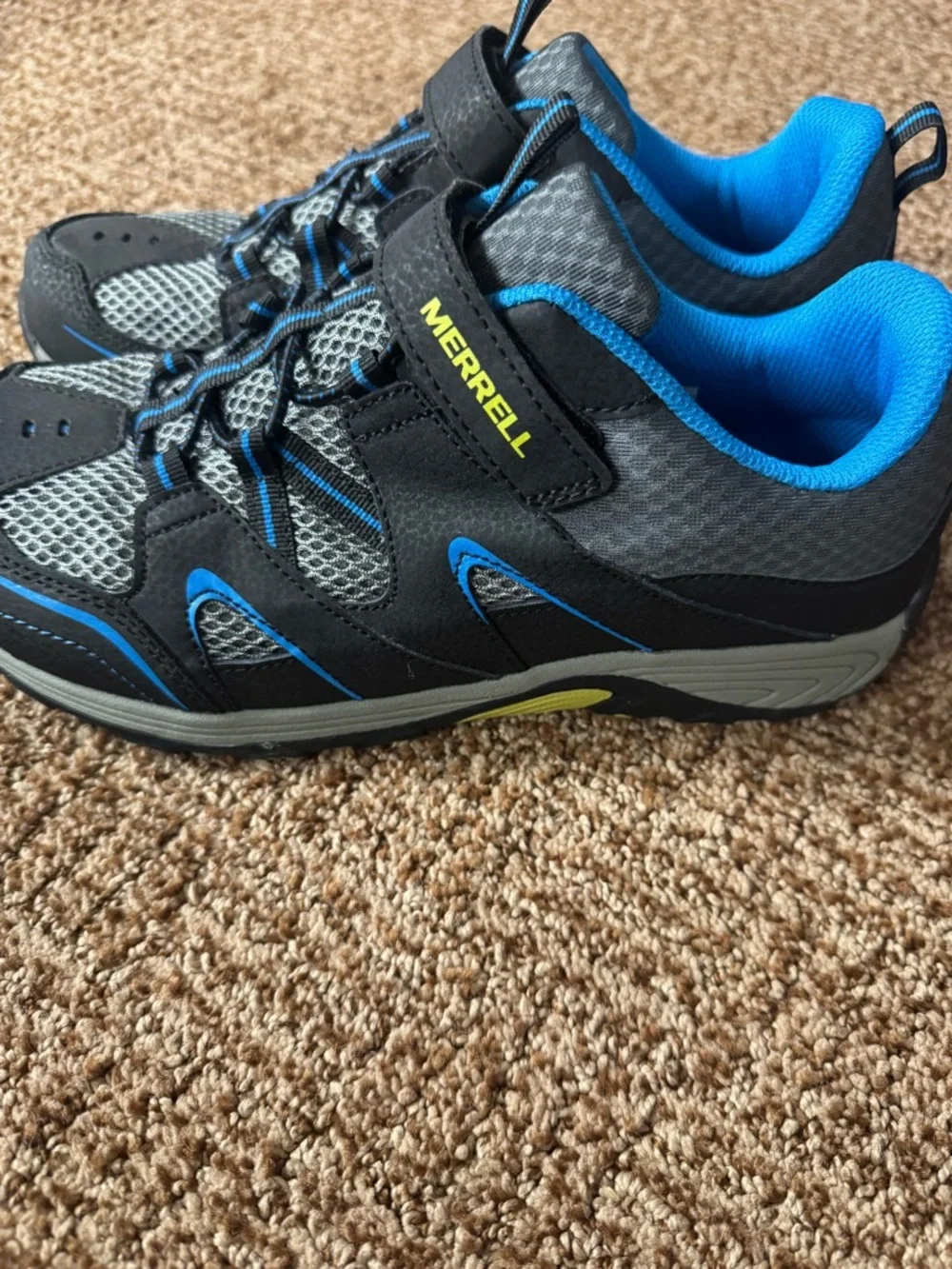 Boy’s Tennis Shoes Size 7 - Picture 2 of 3